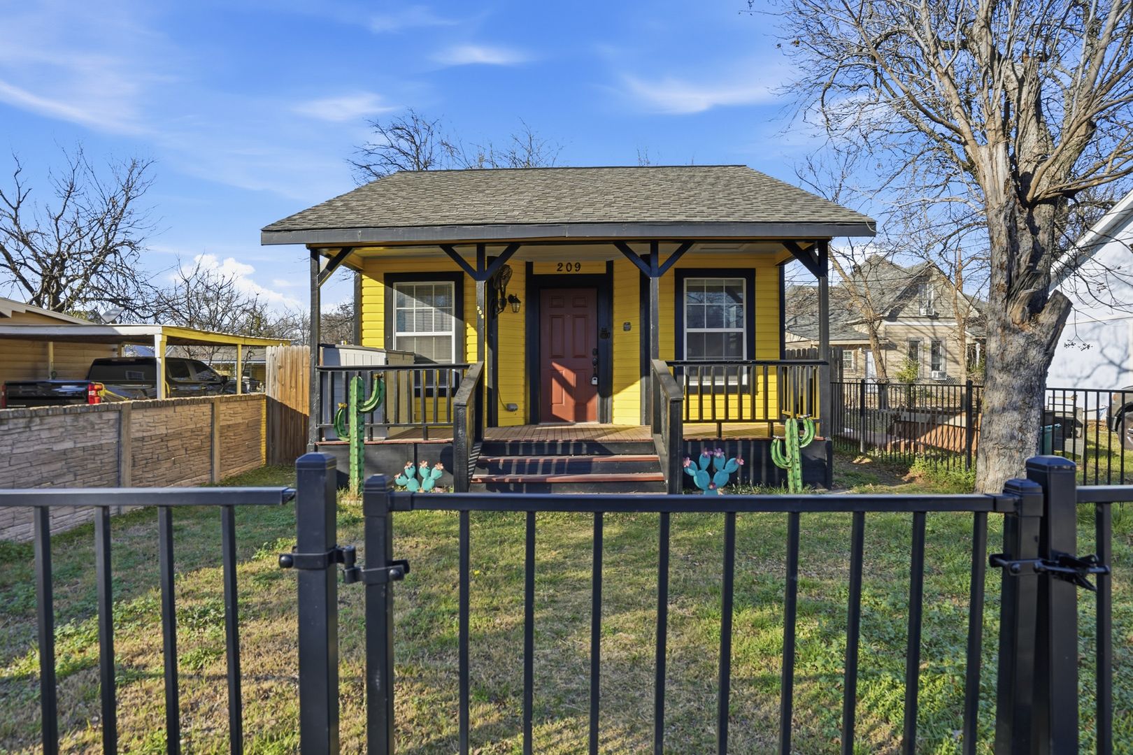 Cleburne House: 209 E Lone Star