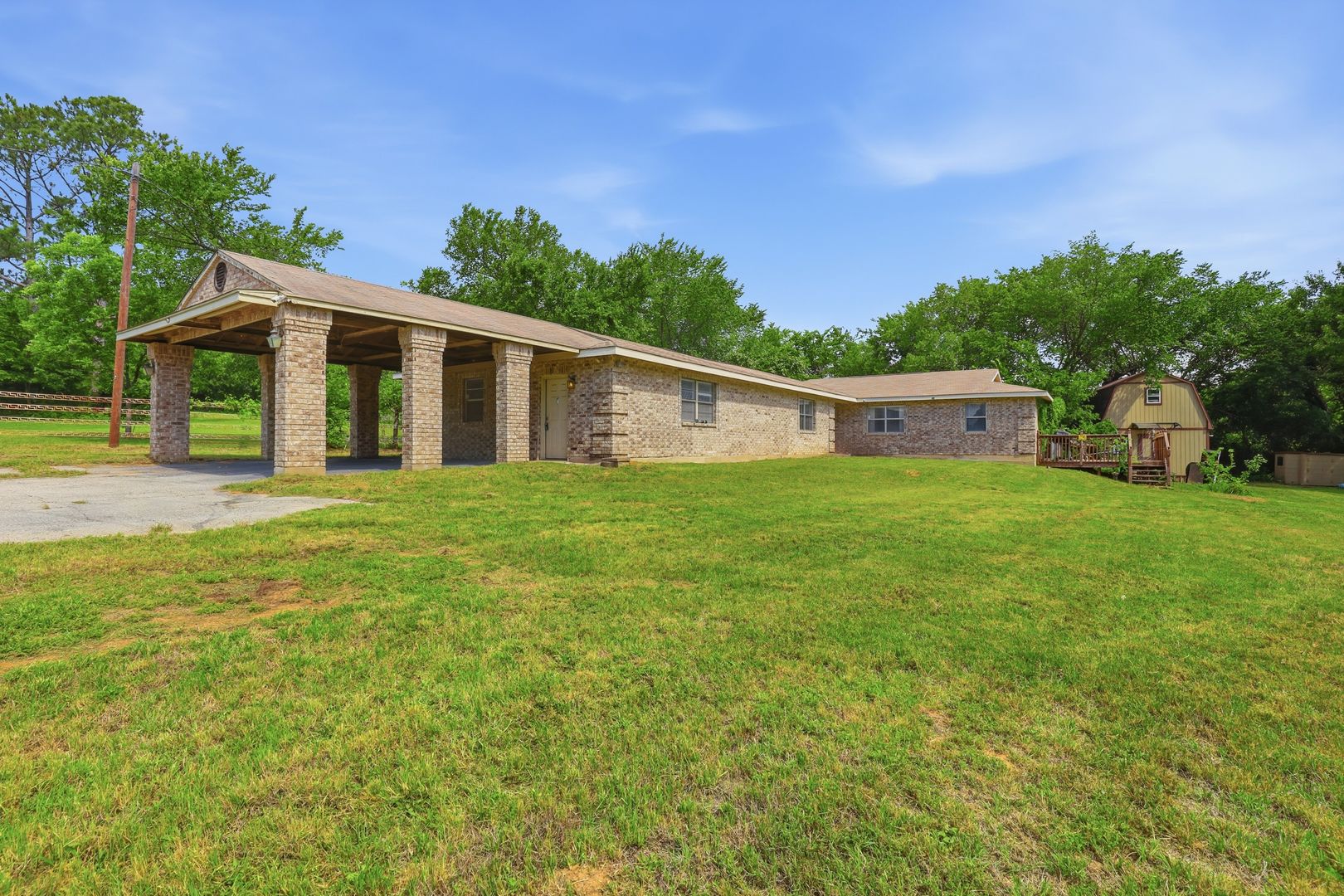 Cleburne House: 4824 Looney Lane