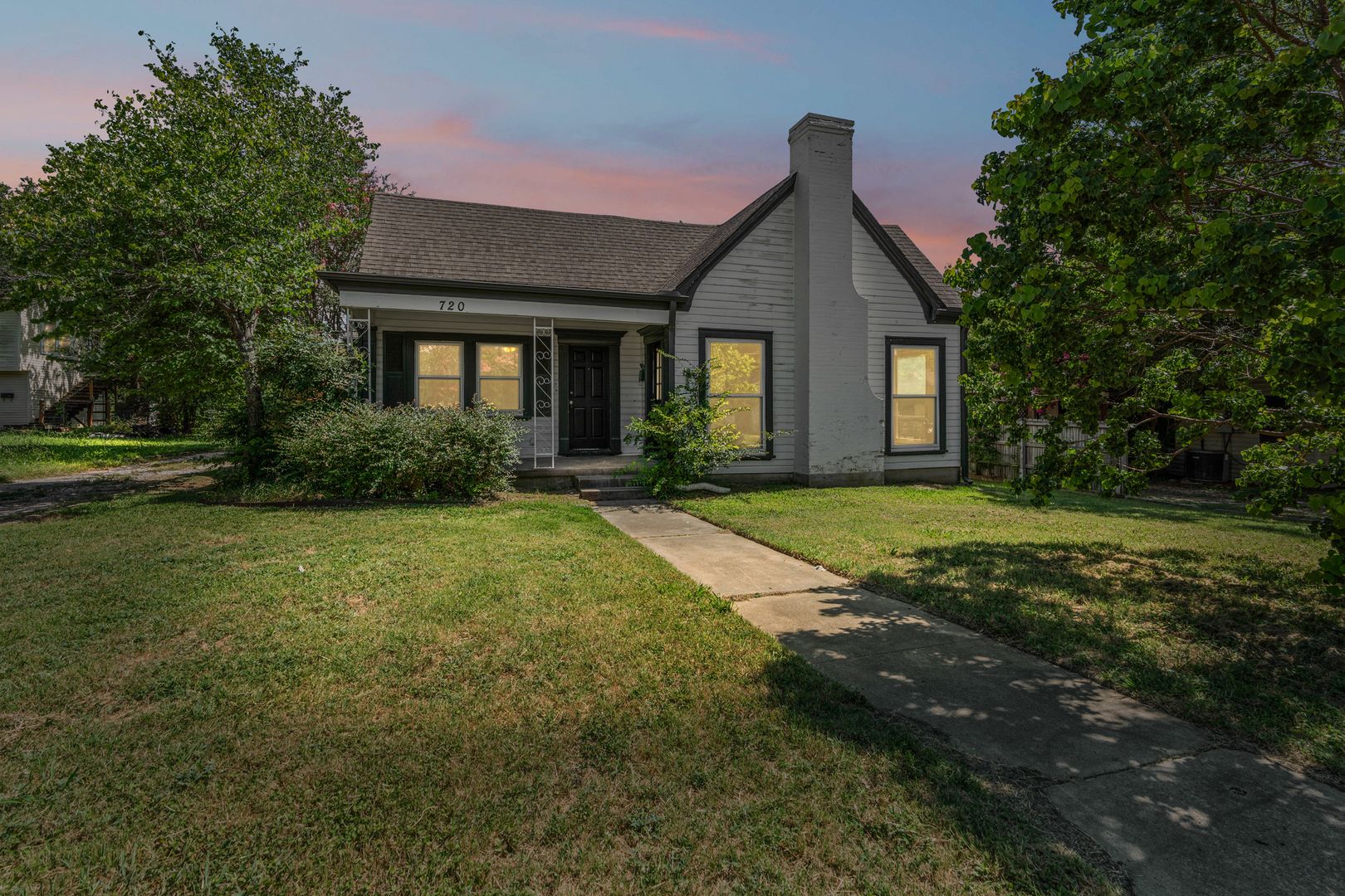 Hillsboro House: 720 E. Walnut Street