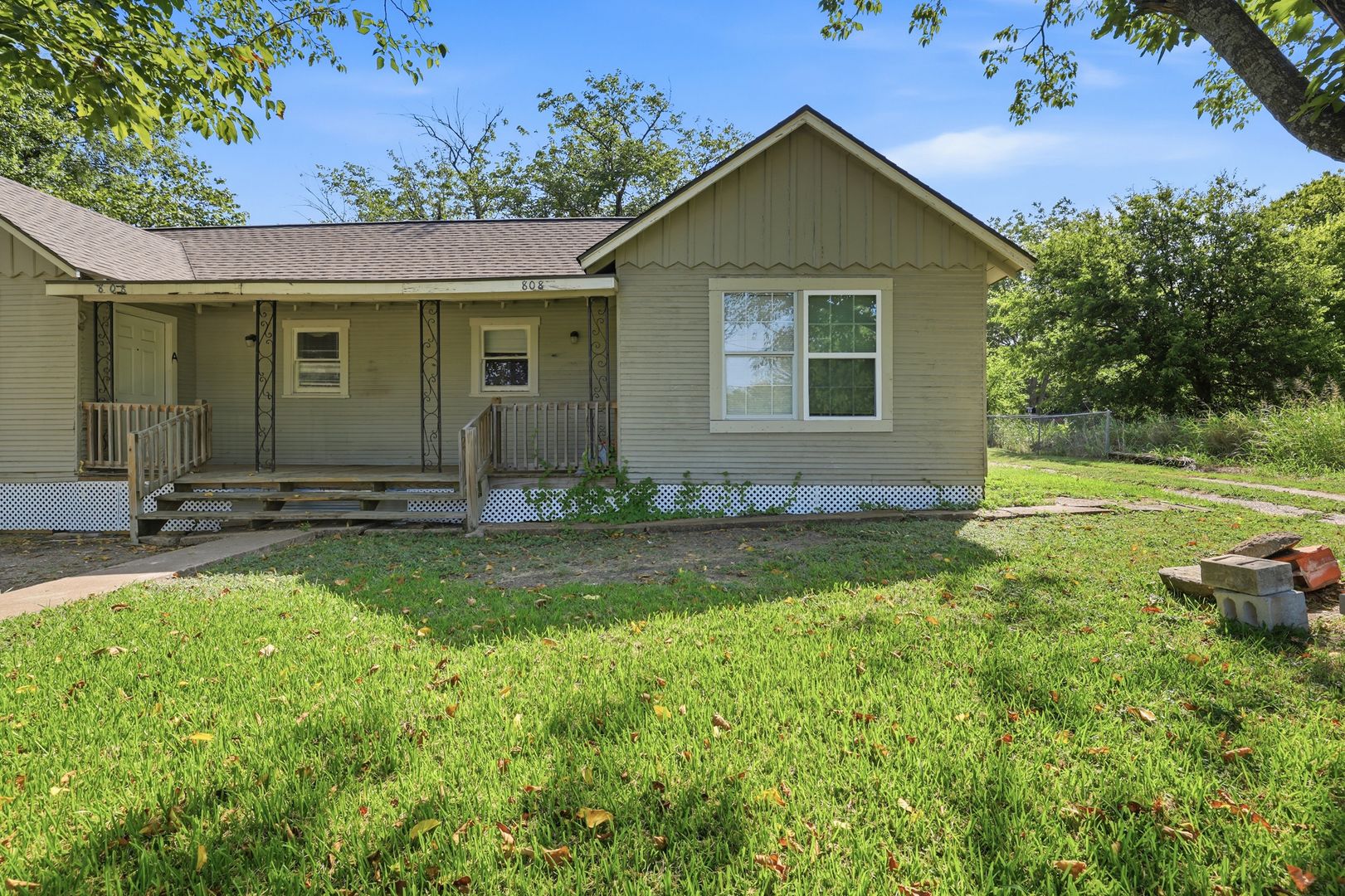 Itasca Apartment: 808 Mill St