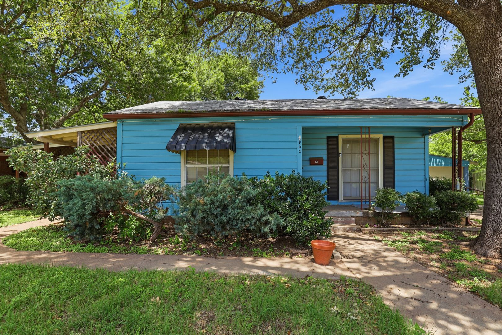 Granbury House: 902 W. Bridge Street