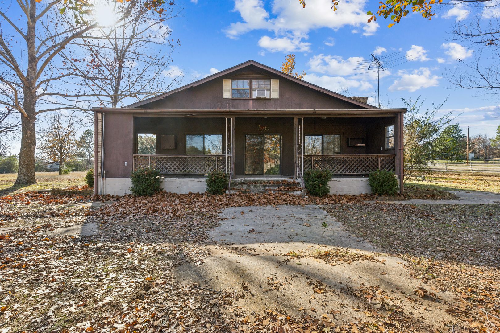 Cleburne House: 4820 Looney Lane
