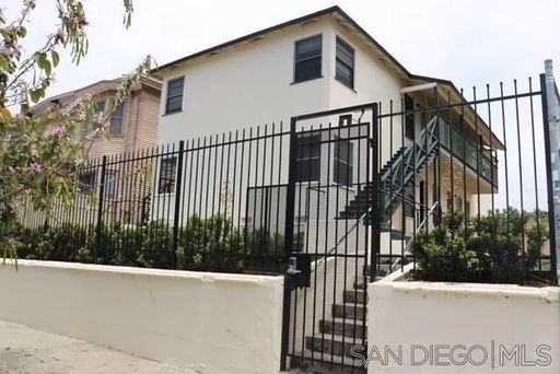 2 bedroom, 1 bathroom unit in a small 4 plex available now. – photo 1