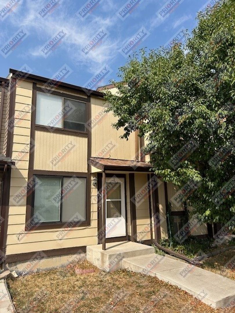 Gillette Townhome: 720 S Gurley Ave.