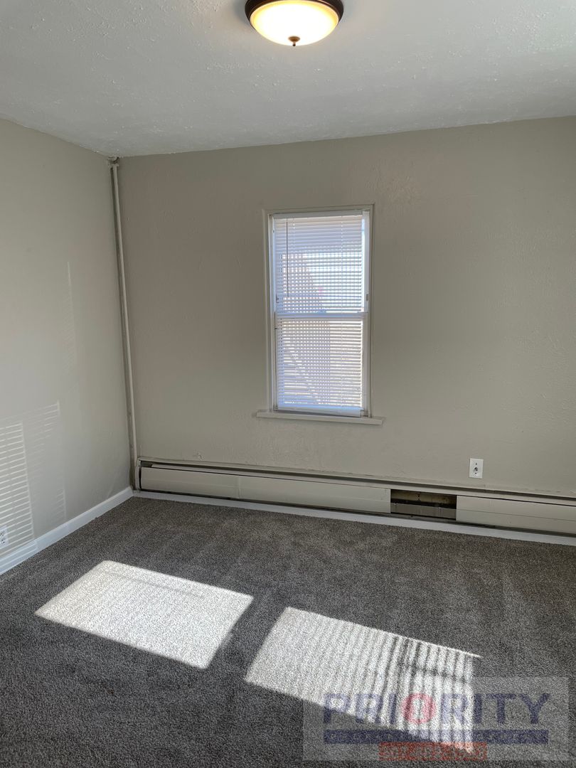 Gillette Apartment: 107 Ross Ave