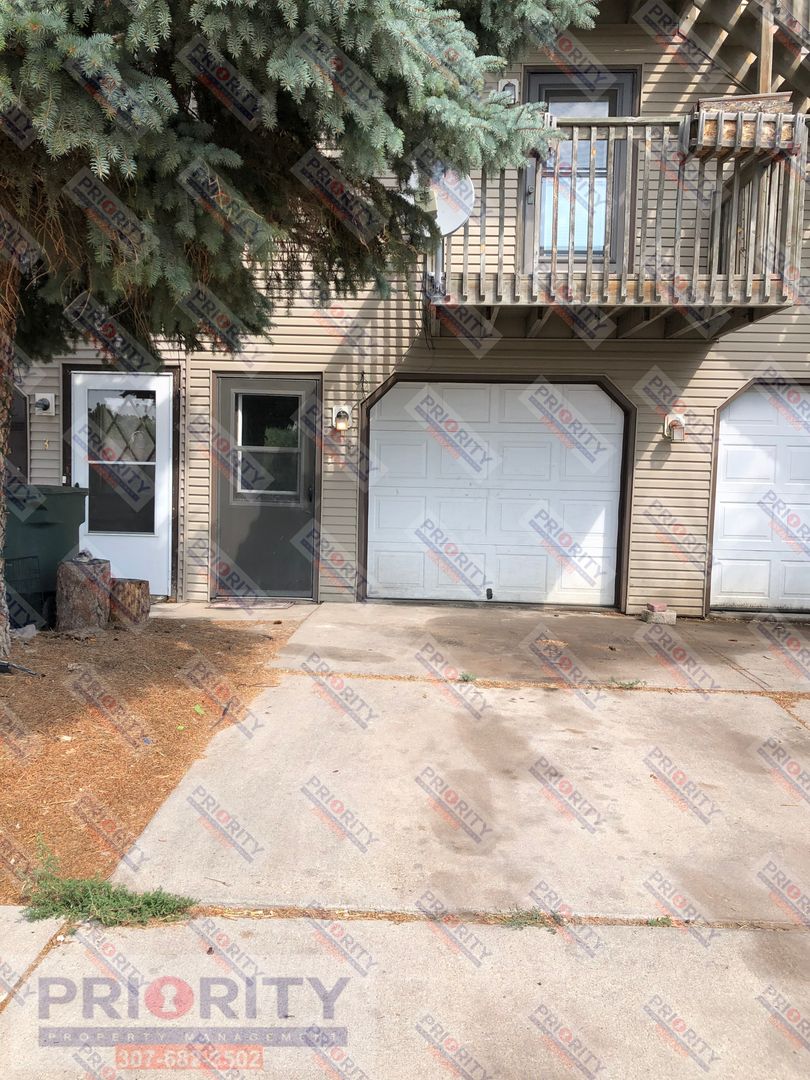 Gillette Apartment: 532 Oregon