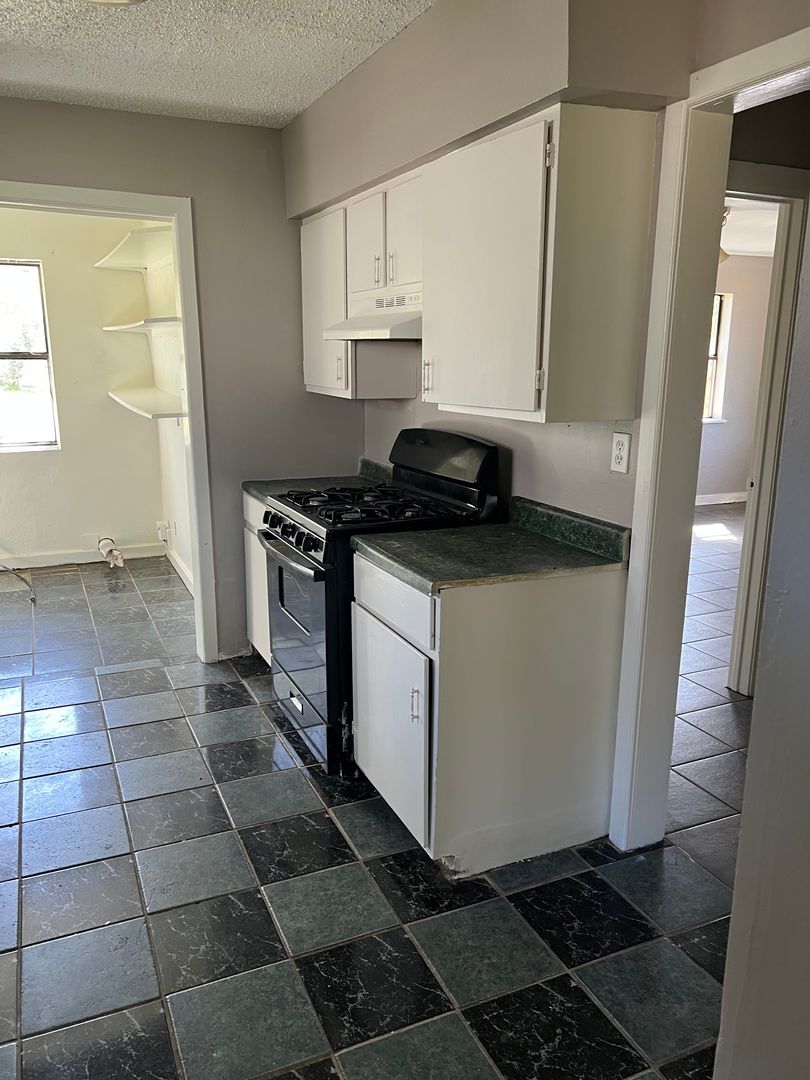 Longview House: 1704 S HUTCHINGS BLVD