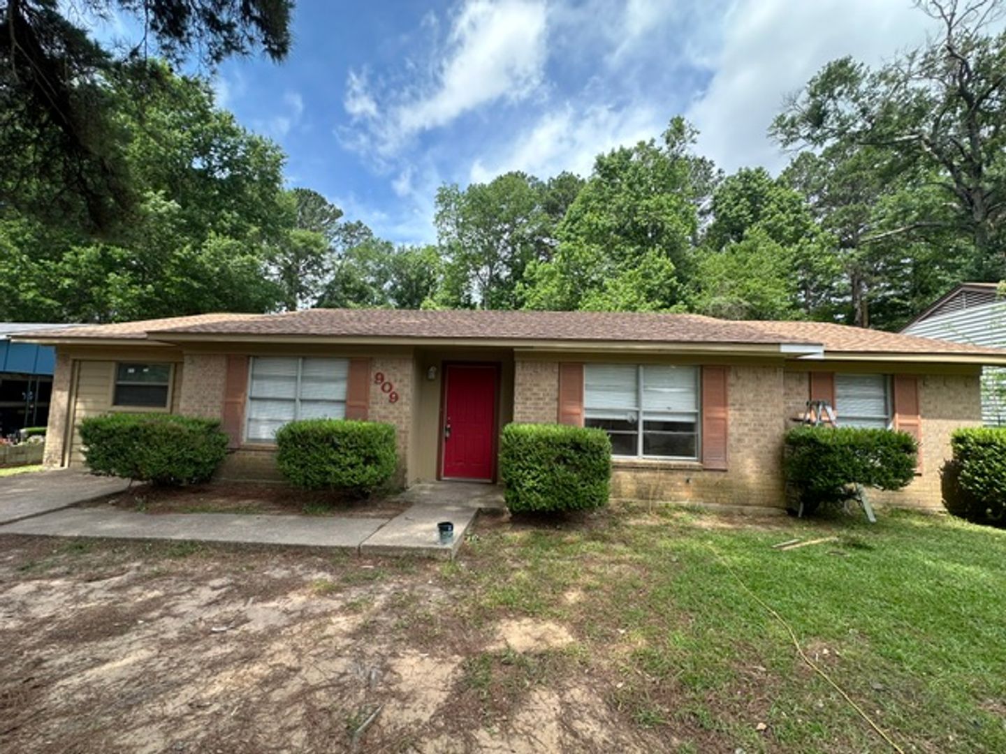 Longview House: 909 Lawrence