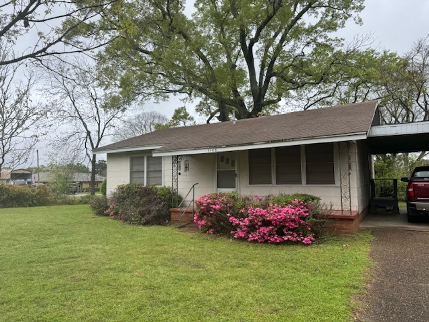 White Oak House: 1105 N White Oak Road