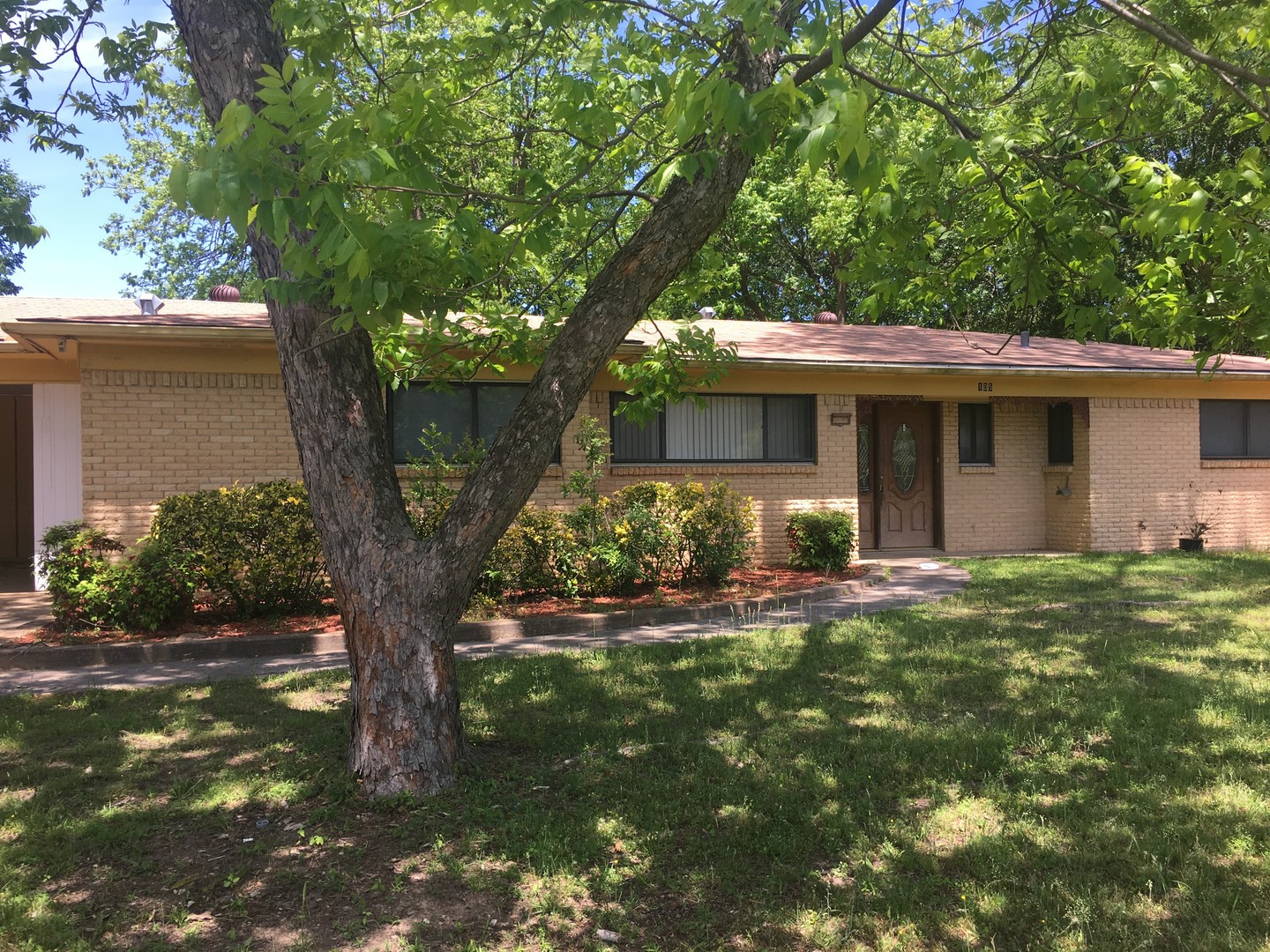 Longview House: 105 E Lynnwood