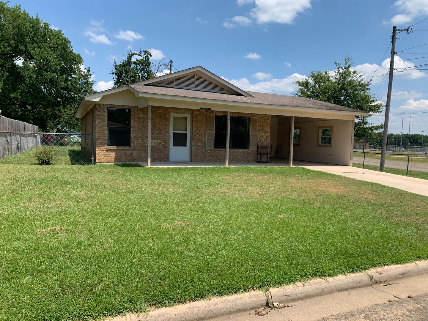 Gladewater House: 300 Lee