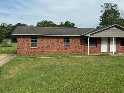 Nice 3 Bed 1 Bath Available Now! – photo 1
