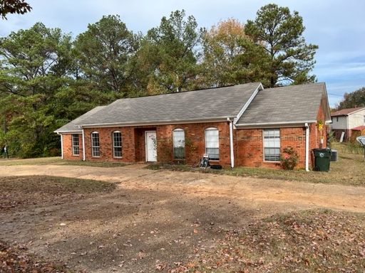 Nice 2 Bed 1 Bath Duplex! Available Now! – photo 1