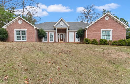 Spacious 3 Bed 2.5 Bath! Available for Fall 2026! Call to Schedule a Tour Today! – photo 1