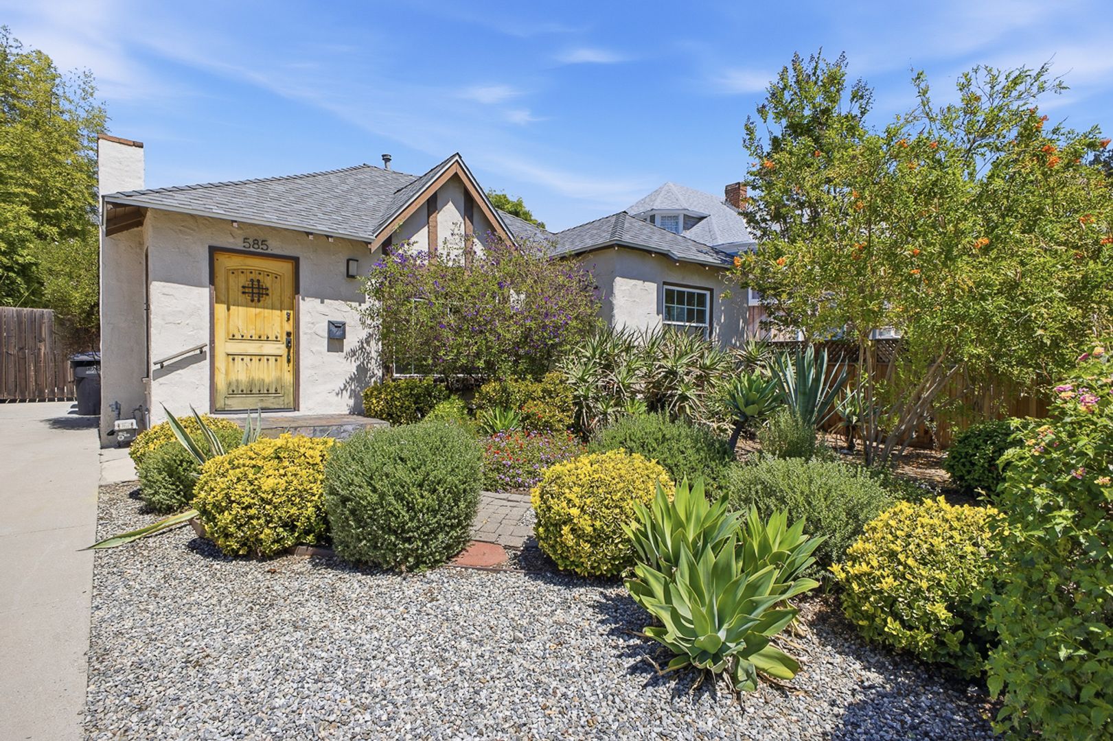 Altadena House: 585 W. Calaveras St