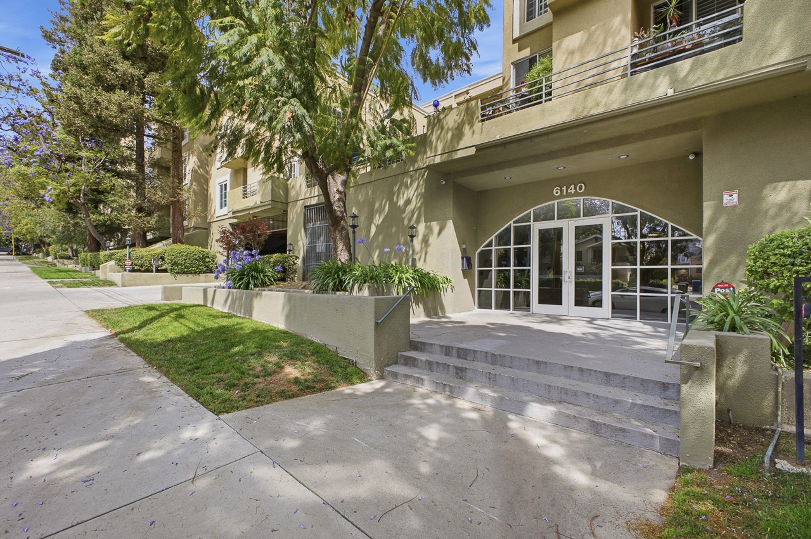 Los Angeles House: 6140 Monterey Rd