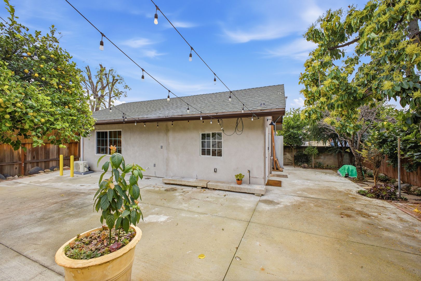 Pasadena Apartment: 570 W. Montana Ave