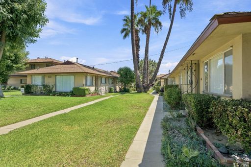 Modern Comfort Meets Convenience in Prime Alhambra – photo 1