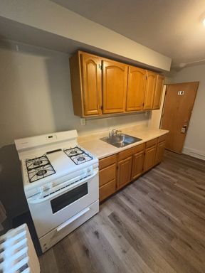 1st Floor 2 Bedroom on Cattell St in College Hill Section of Easton.
