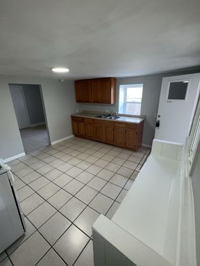 Cute & Quaint Lower Level 1 Bedroom in South Scranton – photo 1