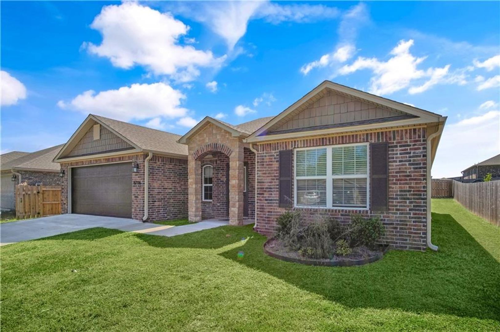 Bentonville House: 6706 SW Chestnut Hill Road