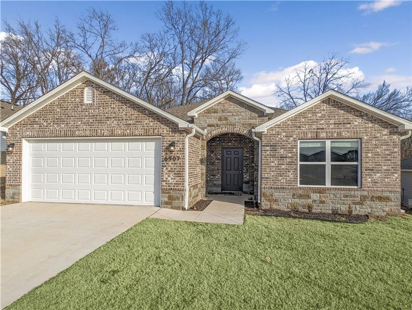 Bentonville House: 6907 SW Chestnut Hill Road