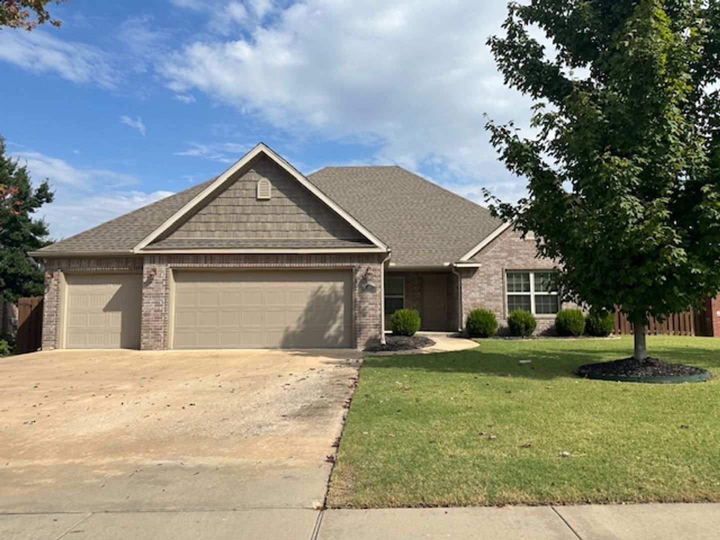 Bentonville House: 4400 SW Bermuda Ave