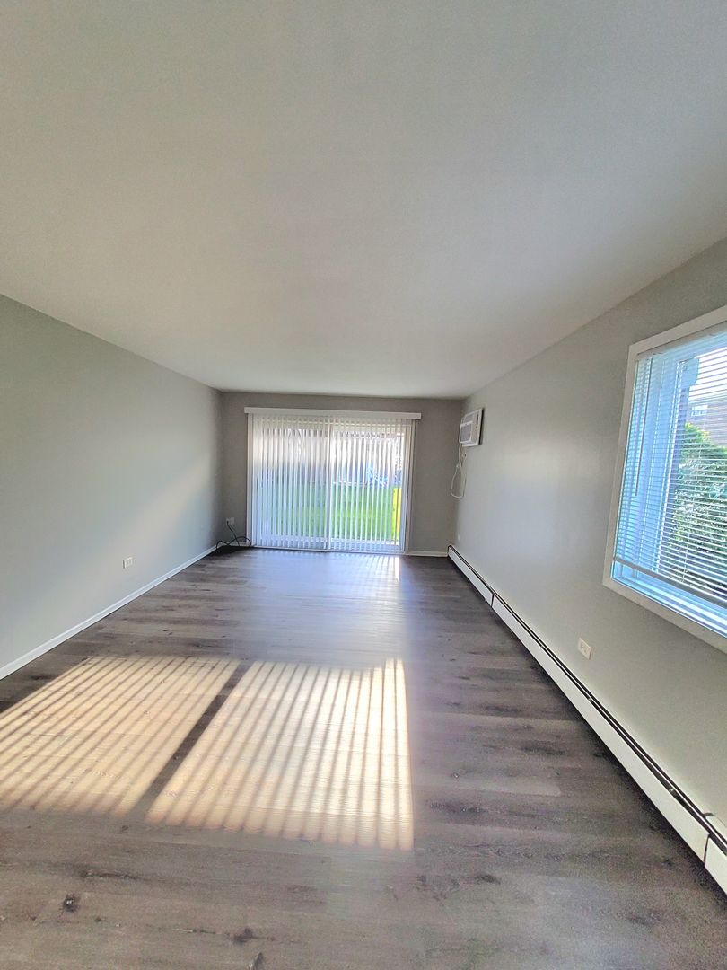 Chicago Ridge Apartment: 9950 Sayre Ave