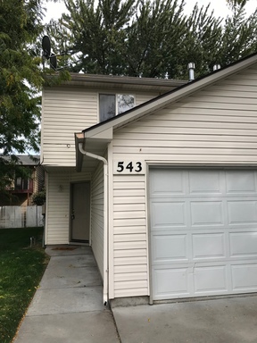 1 car garage with 2 bedroom and 1.5 bathrooms, this townhome will not last long – photo 1