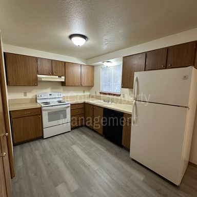 Spacious 2BR/1BA Bench Unit with Covered Parking, Laundry Hookups & Balcony – photo 1