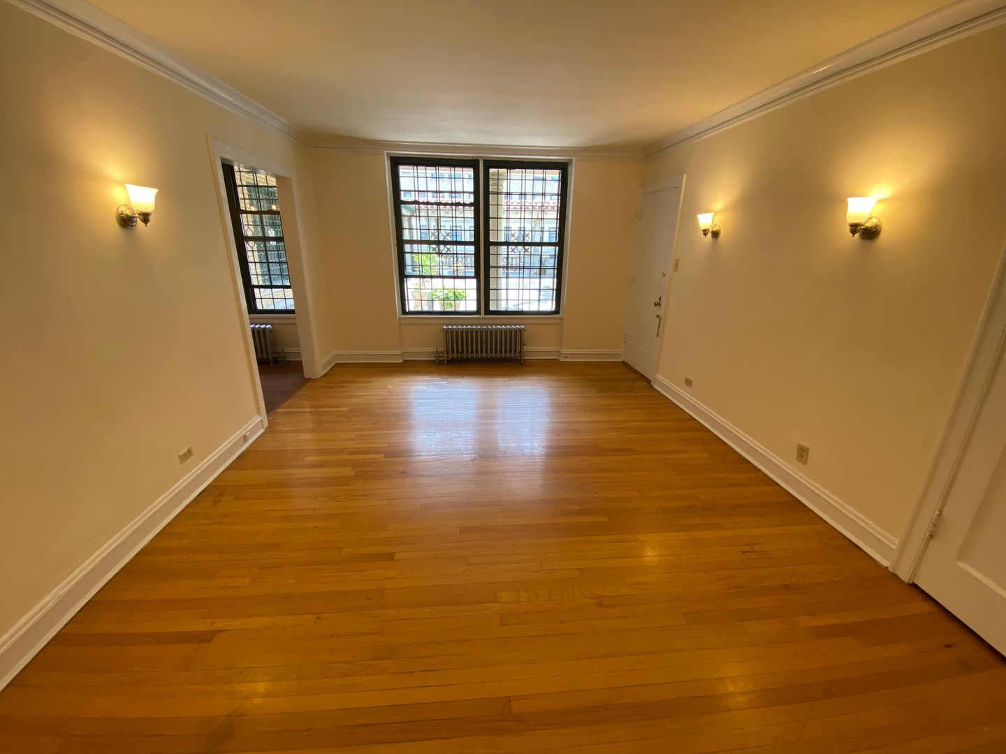 Evanston Apartment: 904 Hinman Avenue