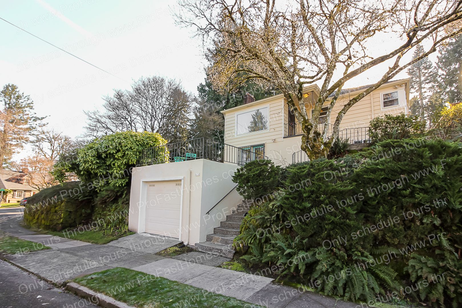 Portland House: 616 SW Moss St