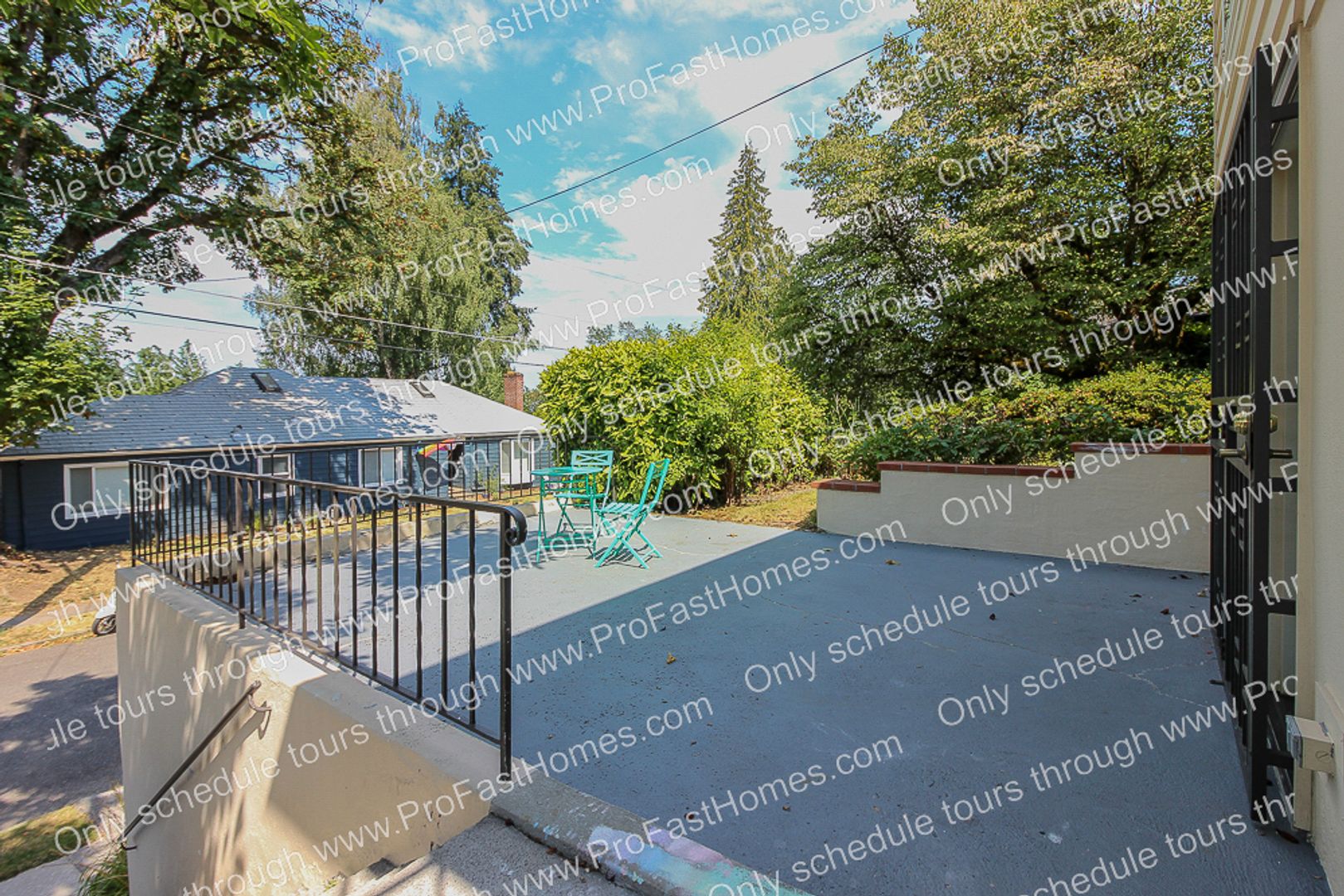 616 SW Moss St 5 of 12