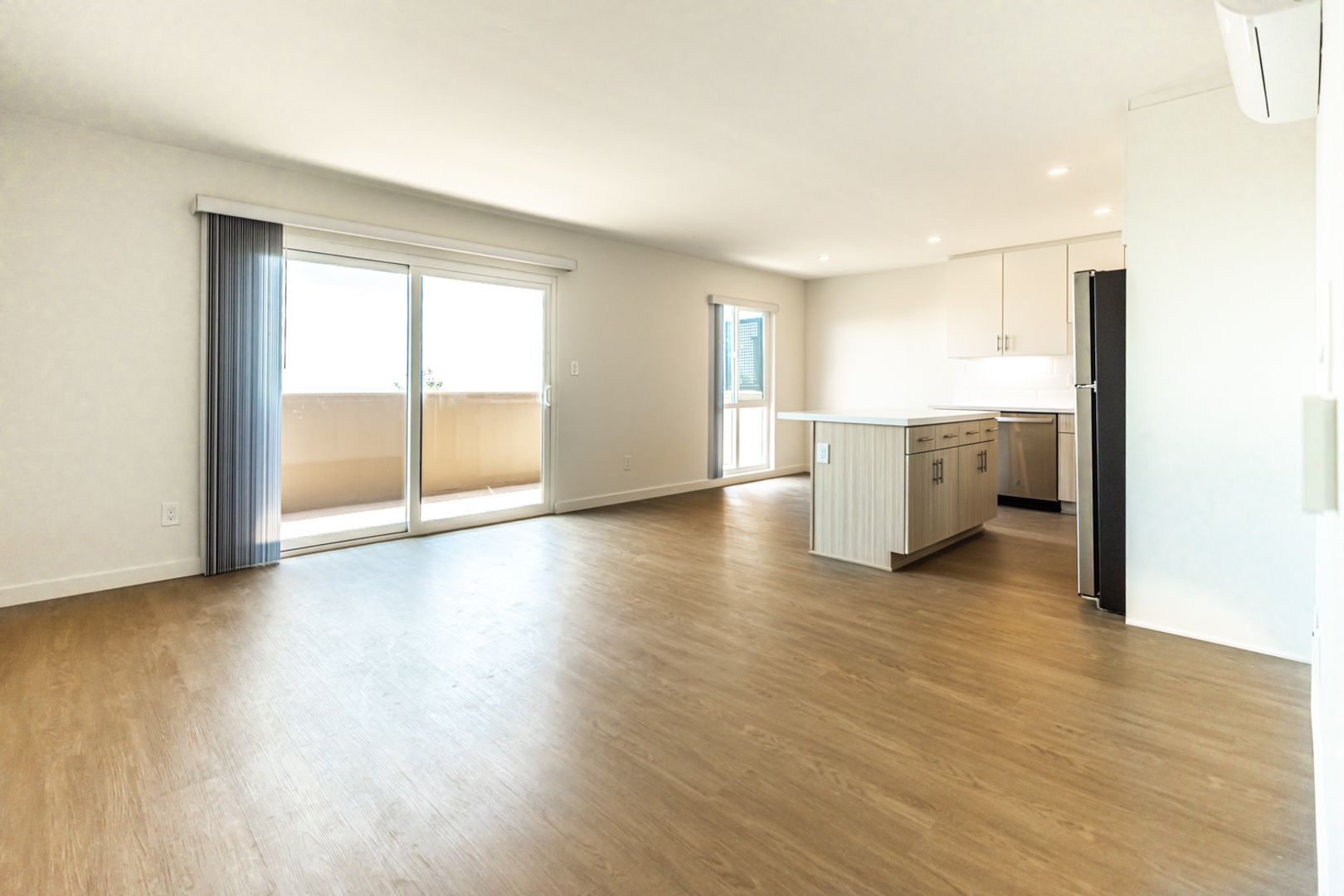 Del Mar Apartment: 390 Stratford Court