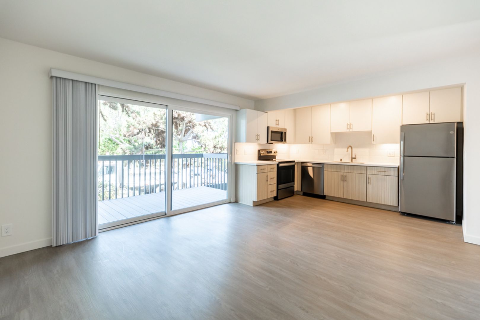 Del Mar Apartment: 615 Stratford Court