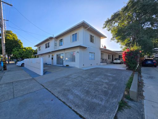Spacious 4-Bedroom, 2-Bath Townhome with Detached Garage Townhouse Style Apartment in Berkeley – photo 1