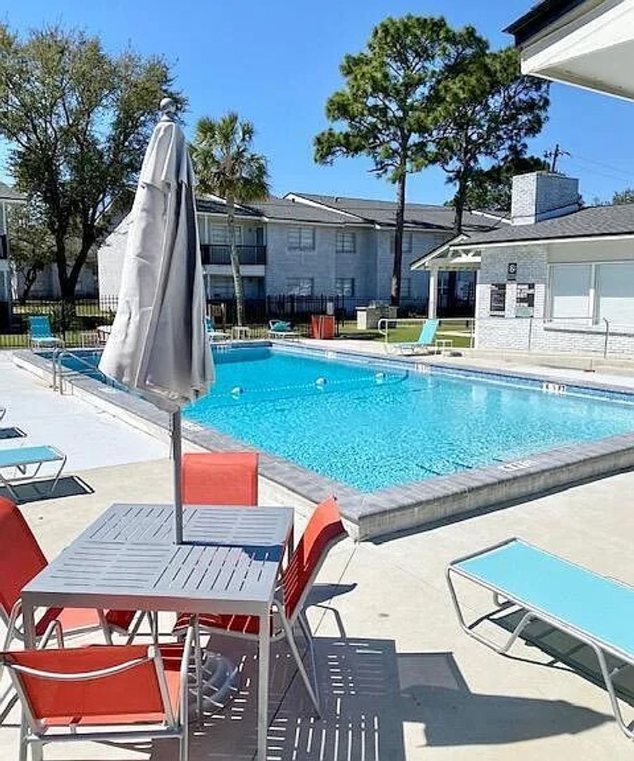 Fort Walton Beach Apartment: Colonial Drive