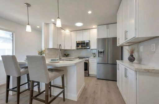 Welcome to your NEW home! 3 BR 2 BA "penthouse" with views! – photo 1