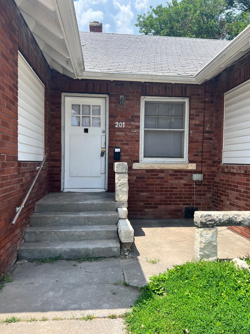 Newton House: 201 Old Mill Rd