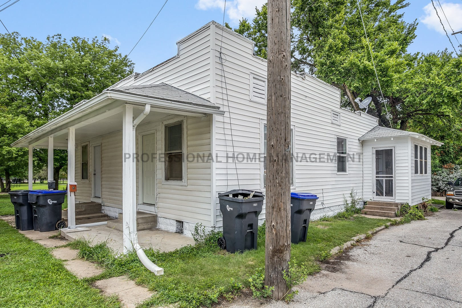 Newton House: 207 Old Mill Rd