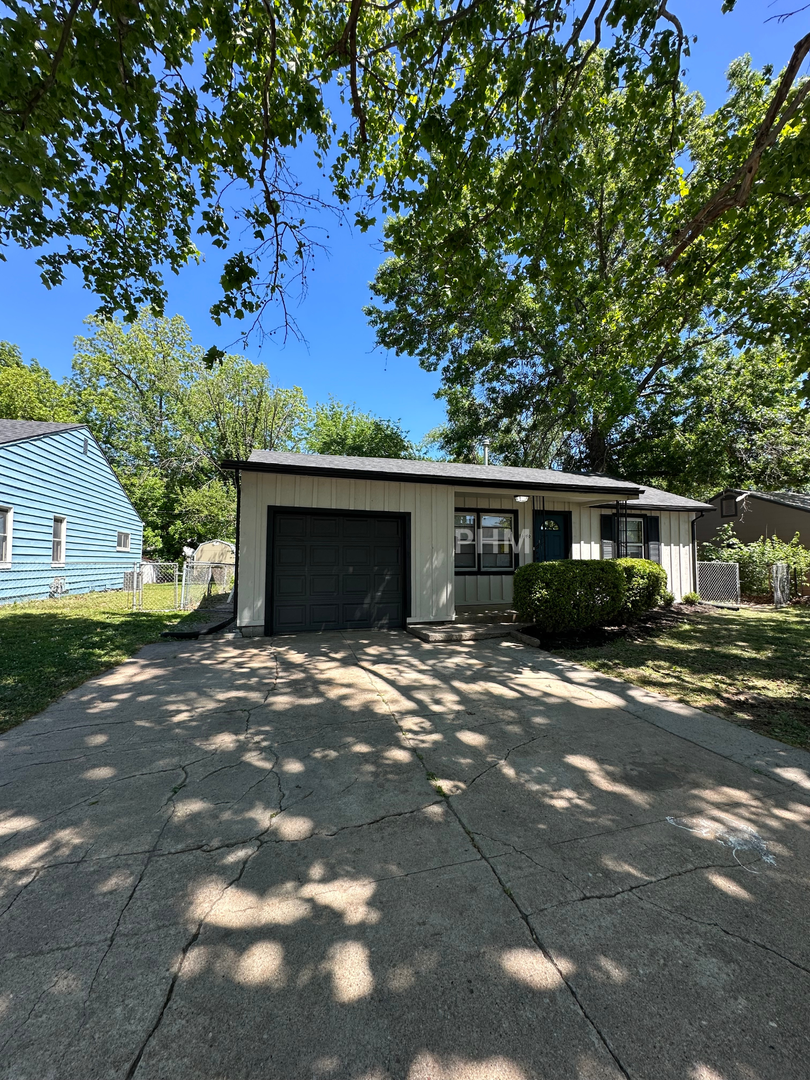 Wichita House: 1040 S Edgemoor Ave
