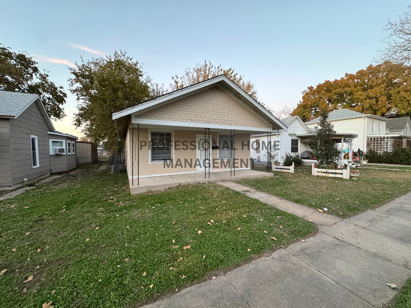 Newton House: 214 W 9th St