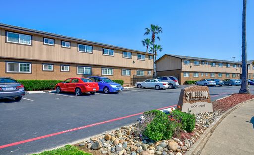 LIVE CENTRAL. LIVE EASY **Half Off First Month's Rent** – photo 1