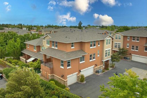 October 2026 - Beautiful 3 Bedroom, 2.5 Bath Condo w/attached 1 Car Garage – photo 1