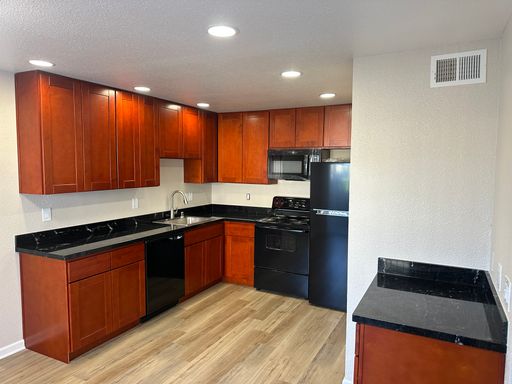 Bright and Spacious Newly Remodeled Downstairs 2X2 – photo 1