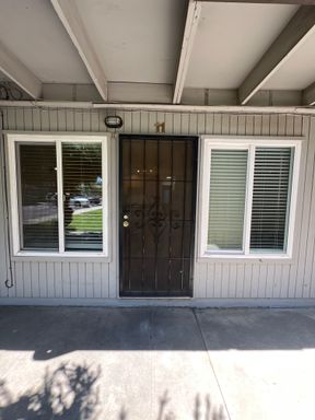 Welcome to your new Home! Move in ready townhome! – photo 1