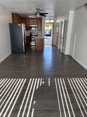 SACRAMENTO TOWNHOME [ *** MOVE-IN SPECIAL - 1/2 OFF OF THE 1ST MONTH'S RENT WITH A ONE YEAR LEASE FOR QUALIFIED APPLICANTS!! *** ] – photo 1