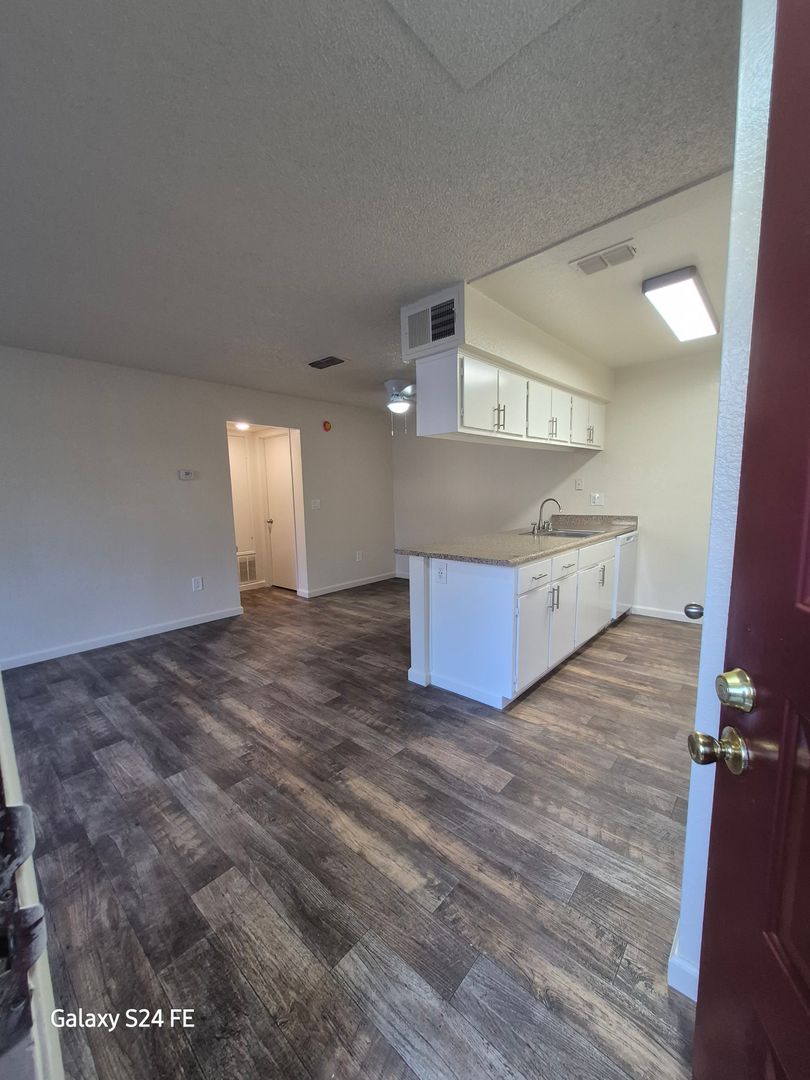 Carmichael Apartment: 4789 Manzanita Avenue