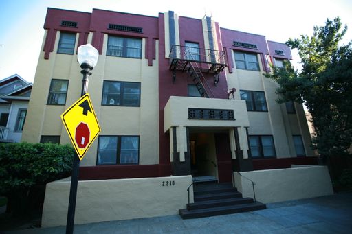 MOVE IN SPECIAL 1/2 off first months rent with a year lease – photo 1