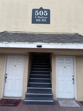Modern Comfort in a Prime Location – photo 1